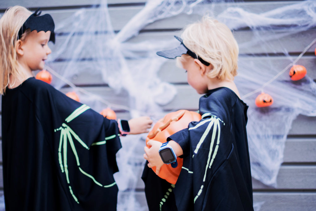 Kaksi lasta pukeutuneena halloween aiheisesti.