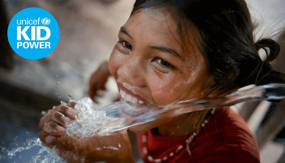 Xplora Unicef kampanja. Lapsi iloisena veden äärellä.